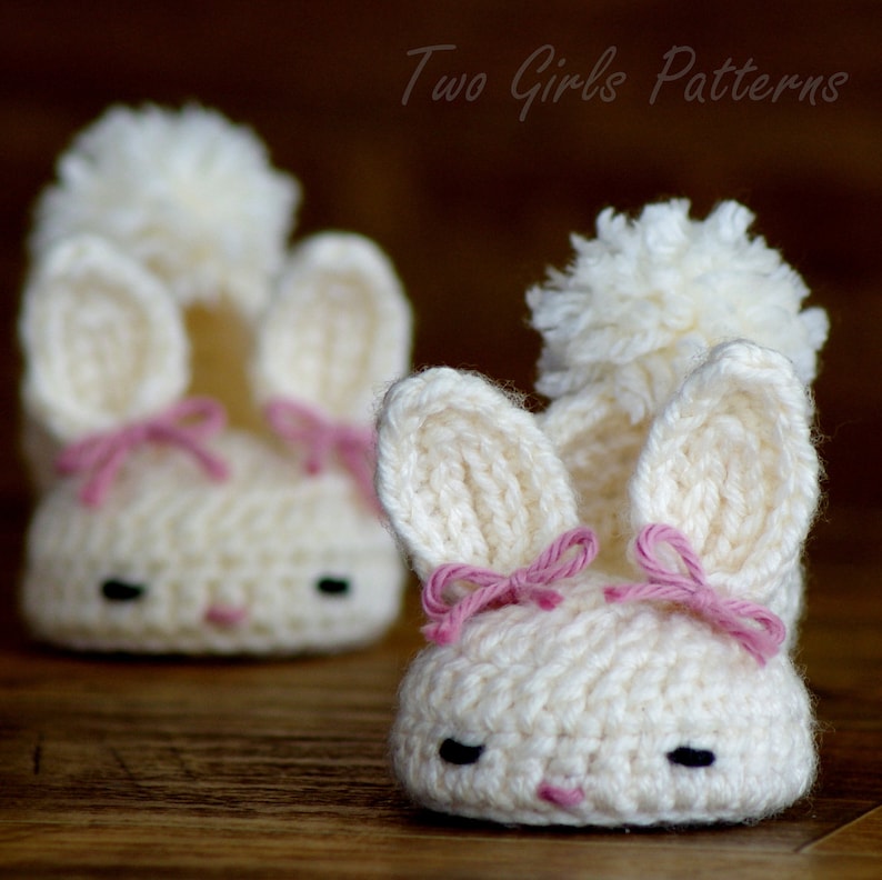 Crochet patterns baby booties Classic Year-Round Bunny House afbeelding 4