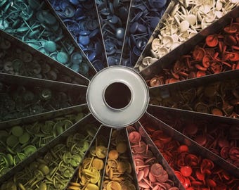 Tachuelas de tapicería coloridas de estilo vintage: chinchetas de estilo moderno de mediados de siglo, nuevas de antiguo stock (docena).