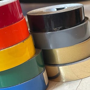 Eine Rolle Dymo oder kompatibles Prägeband in der Farbe und Breite Ihrer Wahl (3/8, 1/2, 3/4 ”)