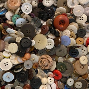 2 oz assortment of mixed vintage buttons all sizes & colors for crafts mending sewing replacing collecting surprise lucite 1950s 1960s