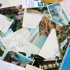 Überraschungssortiment von einem Dutzend gebrauchter Farbpostkarten / Postkartenset 1950er-1980er Jahre / Collage Junk Journal Ephemera