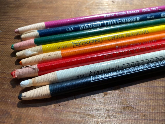 Crayon de marquage enveloppé de papier / choix de couleur : rouge orange  jaune vert bleu noir blanc / nouveau vieux stock / crayon gras marqueur de  porcelaine pelable -  France