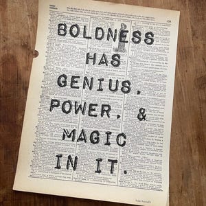 Può includere: Un set di tre tazze in ceramica con finitura opaca e macchiettata. Le tazze sono nei toni del crema, grigio chiaro e grigio scuro. Ogni tazza ha un design semplice e minimalista.