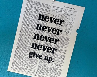 Kunstdruck: „Never (never never never) Give Up“ – Churchill-Zitat, gedruckt auf einer Vintage-Wörterbuch-Buchseite