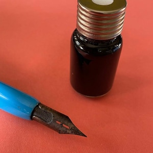 Reisset voor het schrijven van brieven: flacon inkt 5 ml, vintage plastic penpunthouder uit de jaren 60 en één schrijfpunt