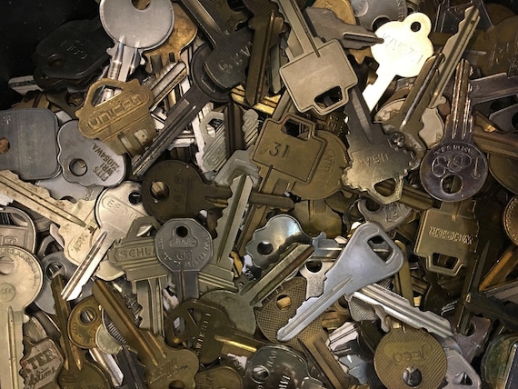 1/8 lb of mixed vintage metal keys for assemblage, sculpture, jewelry, hardware, creative uses