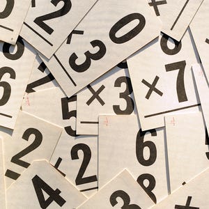 Sortiment von 10 Vintage Karteikarten Multiplikation, Addierung, Journal, Collagenzubehör / Lehr- und Lernmaterial