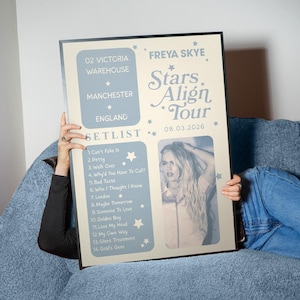 Könnte beinhalten: Gerahmtes Poster für Freya Skys "Stars Align Tour" im 02 Victoria Warehouse in Manchester, England. Das Poster hat ein hellblaues und cremefarbenes Farbschema, die Setlist und ein Foto der Künstlerin.