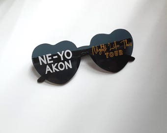 Occhiali da sole a forma di cuore del tour Nights Like This 2026 di Ne-Yo Akon – Nero Arancione con scritta - Merchandising del concerto