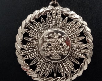 Collier Vintage Art Déco En Argenté - Chaîne Avec Pendentif Inscription Et Blason, Occasion