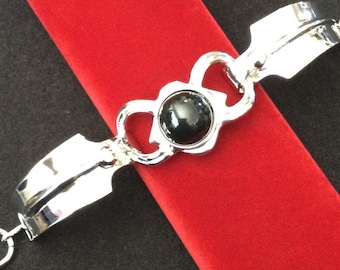 Pulsera vintage plateada con cabujón de lucita negra