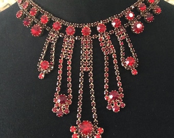 Vintage rote Strass Quaste Bib Halskette, 1950er 1960er High End Sammler Modeschmuck