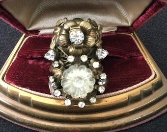 De Luxe Vintage Designer Signed Rhinestone Goldtone Metal Ring US Size 6, 1950's 1960's Jewelry