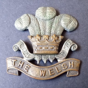 ヴィンテージ クラウン ブローチ ピン (ピンの裏側が欠けている) The Welsh のサイン入り、細部までこだわったプリンス オブ ウェールズの王室の羽根飾りピン ブローチ 1950 年代