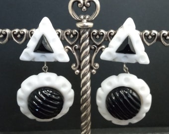 Vintage blanco y negro Lucite Dangle Drop Clip en pendientes, joyería nueva de stock antiguo de 1980 de 1990, regalo vintage para amantes de la joyería