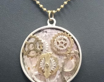 Collar con colgante de engranajes steampunk vintage