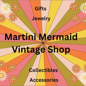 Peut inclure: Publicit&eacute; de style r&eacute;tro pour Martini Mermaid Vintage Shop. Le design pr&eacute;sente un &eacute;clatement de rayons color&eacute;s dans les tons orange, jaune, rose et vert, avec des accents de marguerites. Le texte comprend "Cadeaux", "Bijoux", "Objets de collection" et "Accessoires".