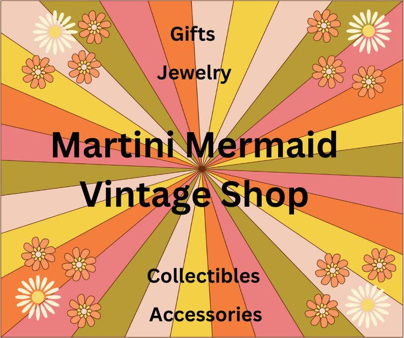 Peut inclure: Publicit&eacute; de style r&eacute;tro pour Martini Mermaid Vintage Shop. Le design pr&eacute;sente un &eacute;clatement de rayons color&eacute;s dans les tons orange, jaune, rose et vert, avec des accents de marguerites. Le texte comprend "Cadeaux", "Bijoux", "Objets de collection" et "Accessoires".