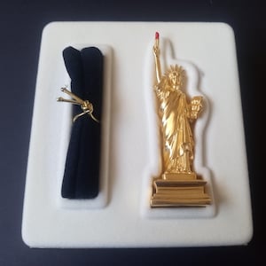 Estee Lauder Vintage Statue Of Liberty Collectible Perfume Compact 2000, New Old Stock in Original Box Compact Collectible