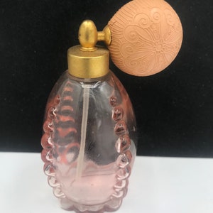 Bottiglia di profumo vintage ** Atomizzatore in vetro rosa ** Anni '50 e '60 Mad Men Mod Mid Century Hollywood Regency Vanity Decor