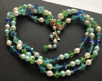 collier rockabilly vintage à trois rangs de perles synthétiques bleu-vert à collectionner du milieu du siècle