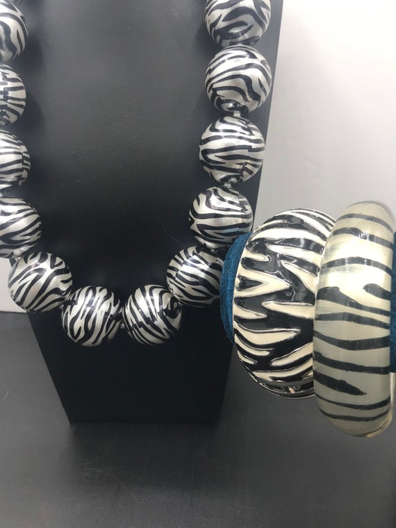 Vintage Zebra  Very Large Lucite Beaded Necklace … - image 5