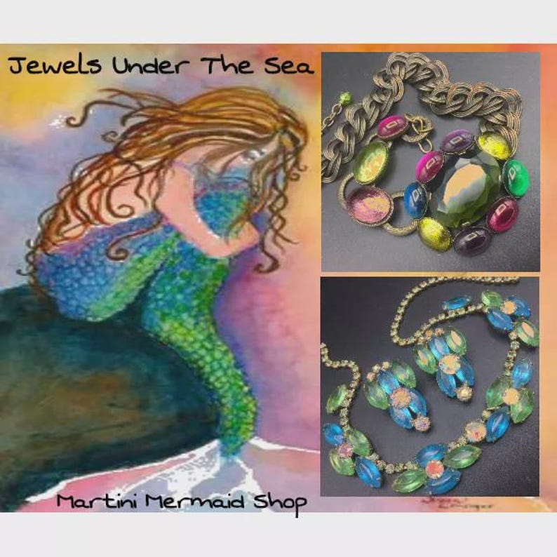 Puede incluir: Imagen que presenta una pintura a la acuarela de una sirena y dos joyas. La sirena tiene cabello largo casta&ntilde;o y una cola azul y verde. Las joyas incluyen un collar y un conjunto de collar y aretes con piedras coloridas. El texto dice "Jewels Under The Sea" y "Martini Mermaid Shop."