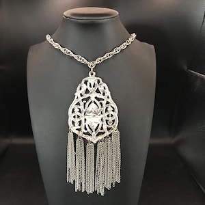Collar con colgante de borla y flecos en tono plateado vintage, años 50 y 60.