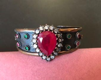 Bracelet manchette vintage en cuivre avec strass rouges et transparents