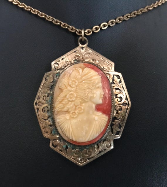 Pendentif Camée Vintage En Métal Doré - Bijou Ancien - Occasion Bon état