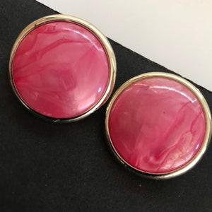 Jolies boucles d&#39;oreilles clip vintage en plastique léger rose des années 1980
