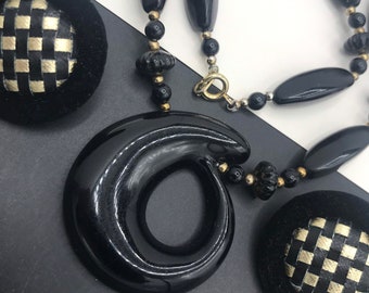 Black Pendant Necklace & clip on earrings collectible married ewelry set, 1970s  1980s Vintage