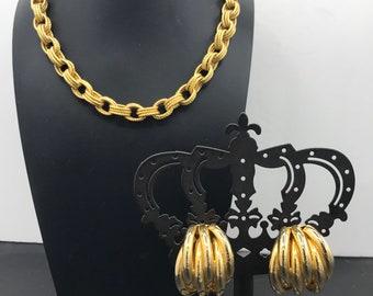 Large chain gold tone metal chunky geometric necklace & clip on earrings