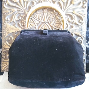 Cartera de mano vintage de terciopelo negro, bolso de mano glamoroso estilo rockabilly de mediados de siglo, asa de metacrilato firmada por el diseñador Ingber