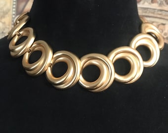 Colar com declaração assinado pela designer Anne Klein, gargantilha com pingente geométrico em tom dourado, ideia de presente de aniversário