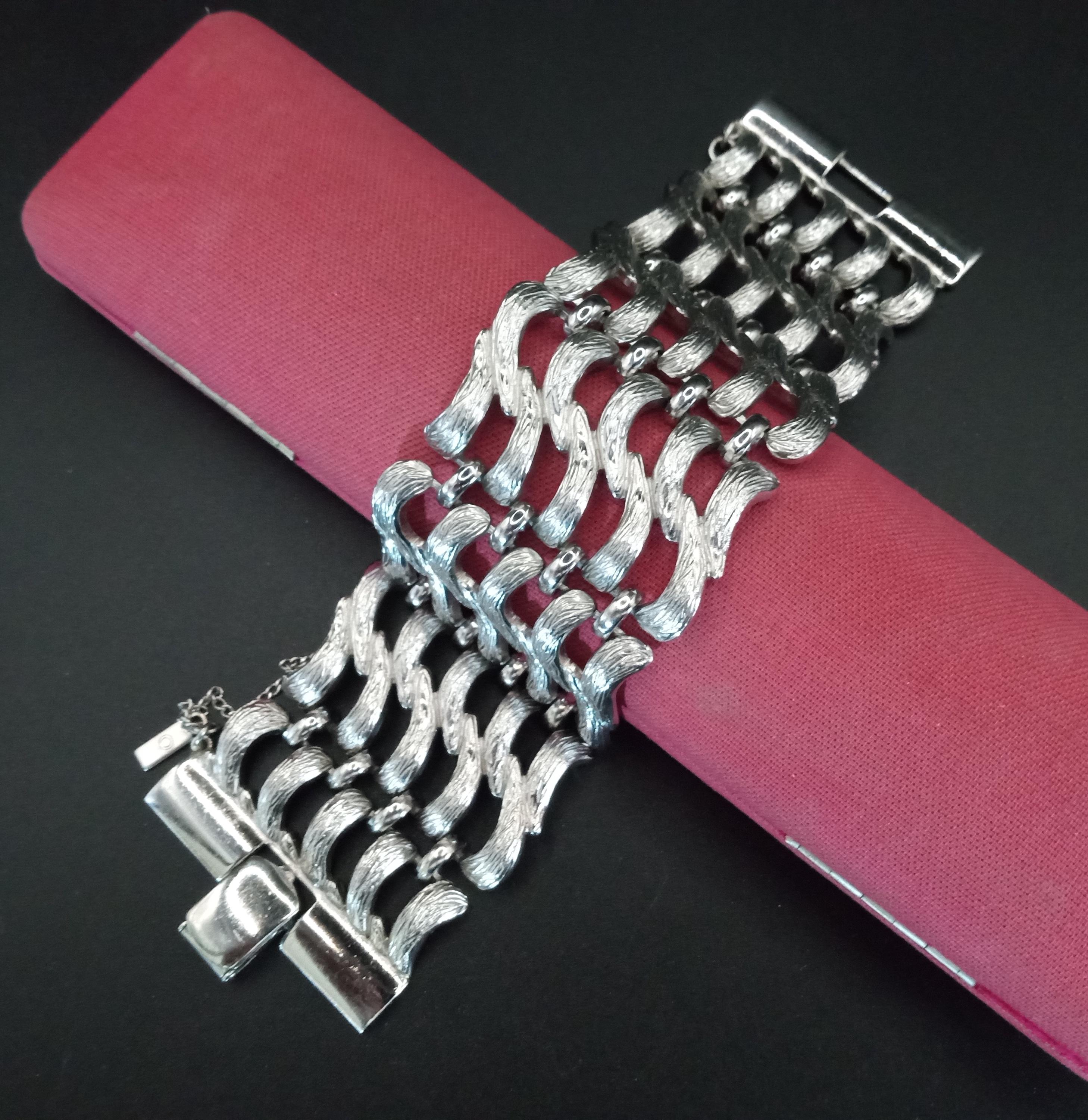 【R&B】Monet Monet Vintage Designer Signed Silver Tone Bracelet, 1950's