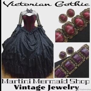 Może przedstawiać: Zestaw w stylu wiktoriańskim gotyckim, składający się z czarnej koronkowej sukni z bordowym gorsetem i pasującą biżuterią. Biżuteria obejmuje kolczyki i bransoletki z owalnymi i kwadratowymi, czerwonofioletowymi kamieniami.