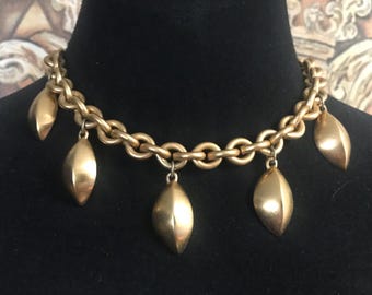 Colar de design Anne Klein, joias colecionáveis com etiqueta de leão assinada, joias robustas em tom dourado dos anos 80, colar colecionável de alta qualidade