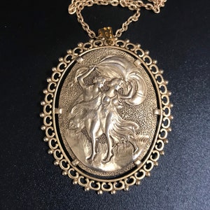Collana con ciondolo decorato grande in metallo argentato raffigurante una donna vittoriana, anni &#39;60