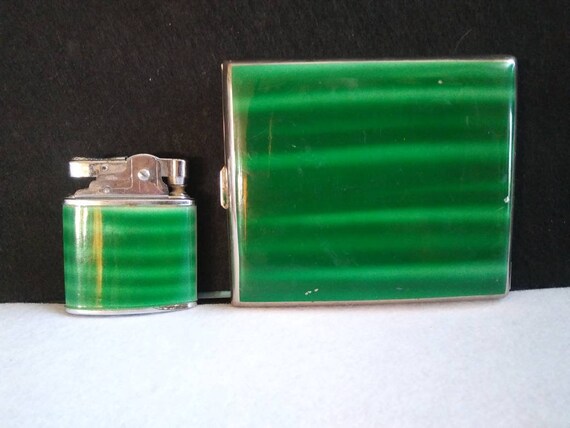 Vintage Pearl Brand Plastic Cigarette Case w/Built In Lighter IN