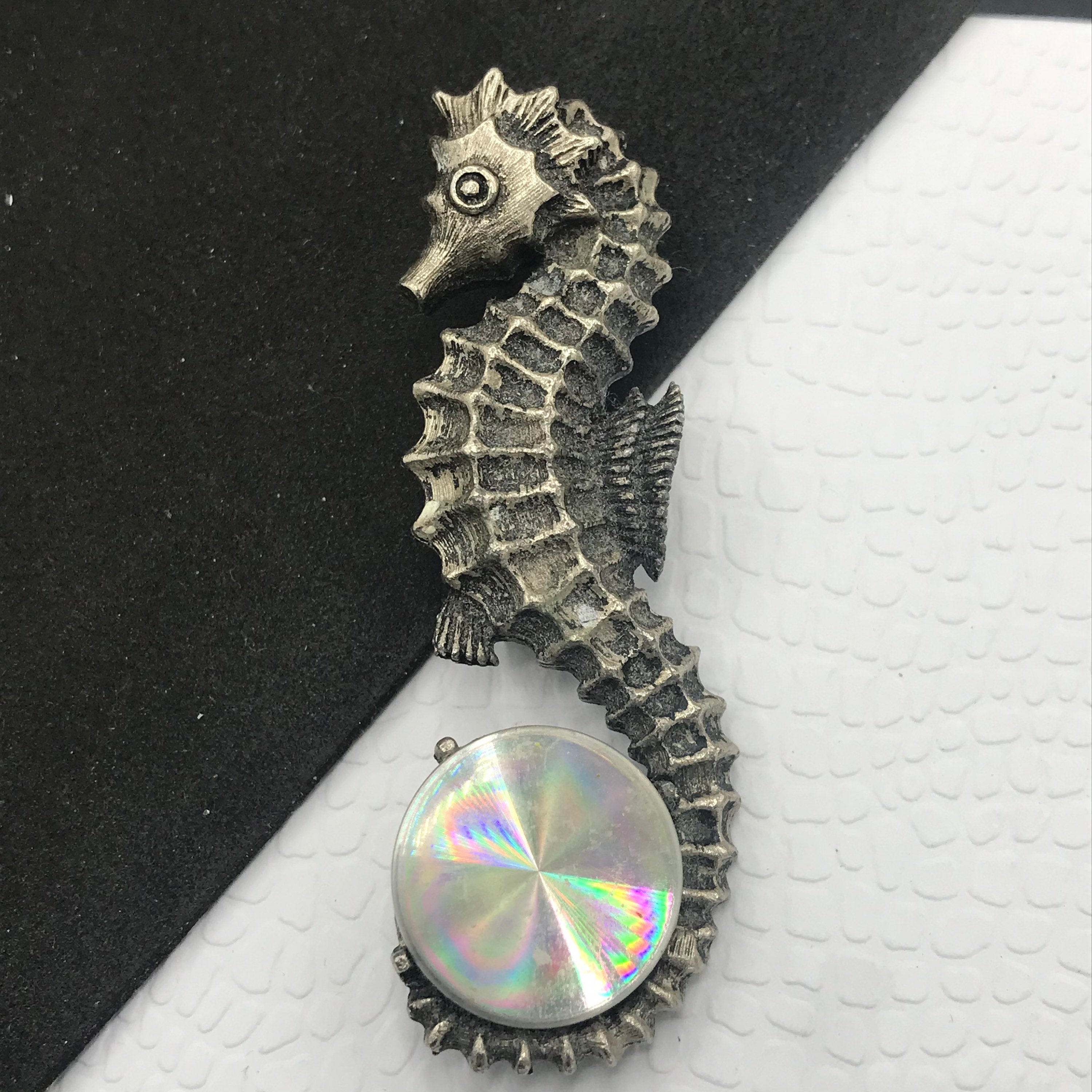 デザイナーサイン入り Jewelarama タツノオトシゴフィギュアブローチ