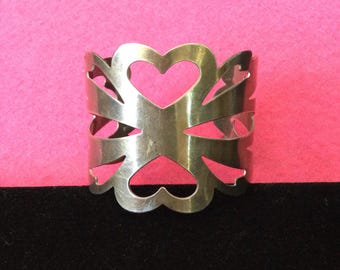 Pulsera tipo brazalete vintage de tono plateado, joyería de los años 70 y 80.
