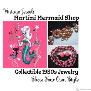 Puede incluir: Imagen con fondo rosa, ilustraci&oacute;n de sirena y joyas vintage. Las joyas incluyen broches florales y un collar de cuentas con pendientes. El texto dice "Vintage Jewels Martini Mermaid Shop" y "Collectible 1950s Jewelry."