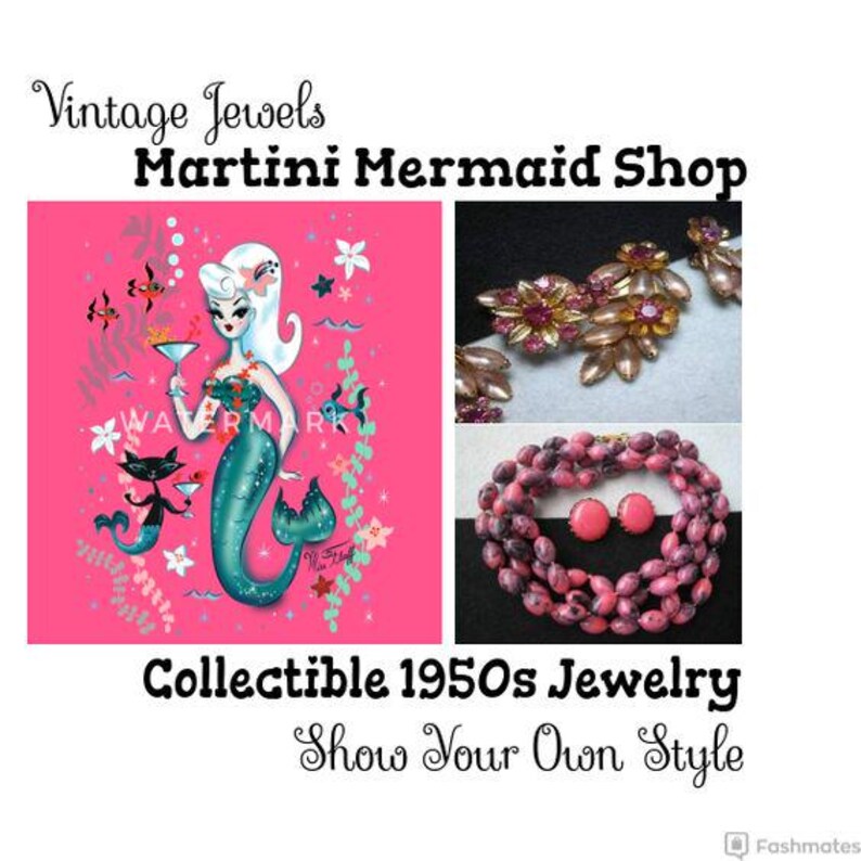 Puede incluir: Imagen con fondo rosa, ilustraci&oacute;n de sirena y joyas vintage. Las joyas incluyen broches florales y un collar de cuentas con pendientes. El texto dice "Vintage Jewels Martini Mermaid Shop" y "Collectible 1950s Jewelry."