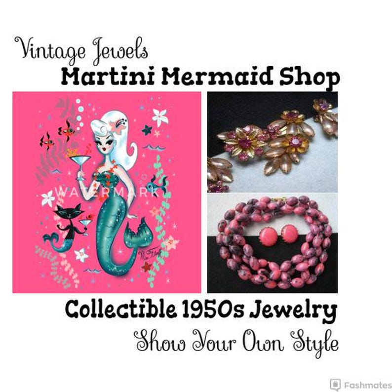 Pu&ograve; includere: Un'illustrazione vintage di una sirena con un bicchiere di martini, due gatti neri e uno sfondo rosa. Il testo "Vintage Jewels Martini Mermaid Shop" &egrave; in alto nell'immagine. Il testo "Collectible 1950s Jewelry Show Your Own Style" &egrave; in basso nell'immagine. L'immagine mostra anche una collana di perline rosa e nera e un paio di orecchini rosa.