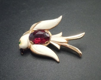 Coro Vintage Emaille & rotes Glas Vogel Brosche, 1950er 1960er Jahre Designer Schmuck, Geschenk für Vogelschmuck-Liebhaber