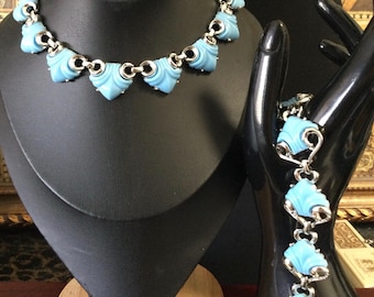 Zestaw biżuterii Coro Vintage Silvertone Blue Thermoset Chunky Necklace & Bracelet, designerski kolekcjonerski zestaw z lat 50. i 60. XX wieku