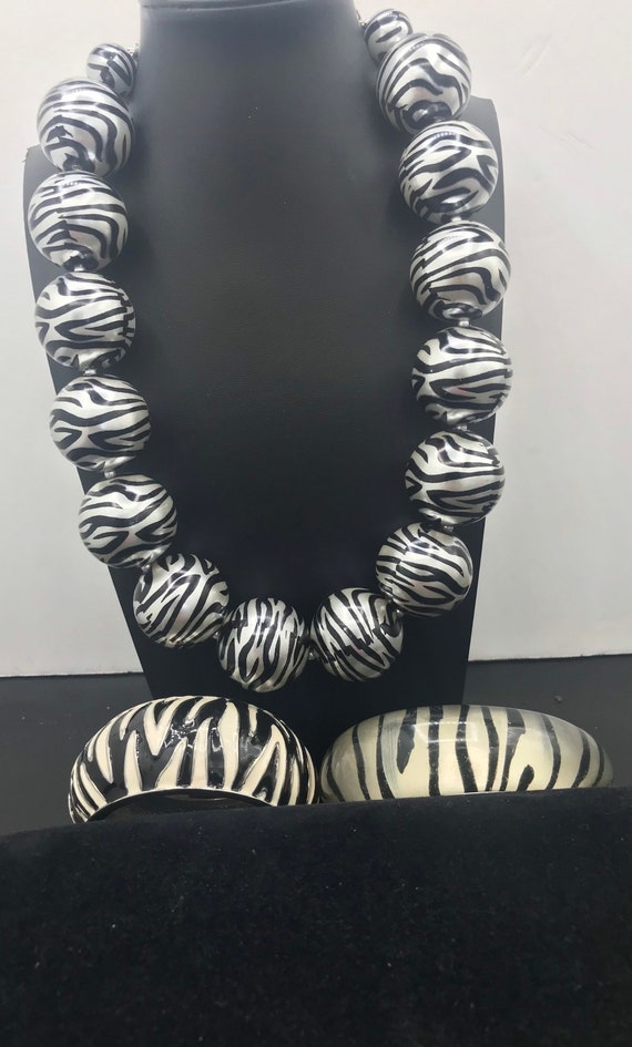 Vintage Zebra  Very Large Lucite Beaded Necklace … - image 7