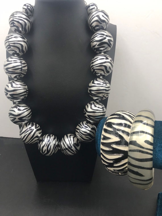 Vintage Zebra  Very Large Lucite Beaded Necklace … - image 10