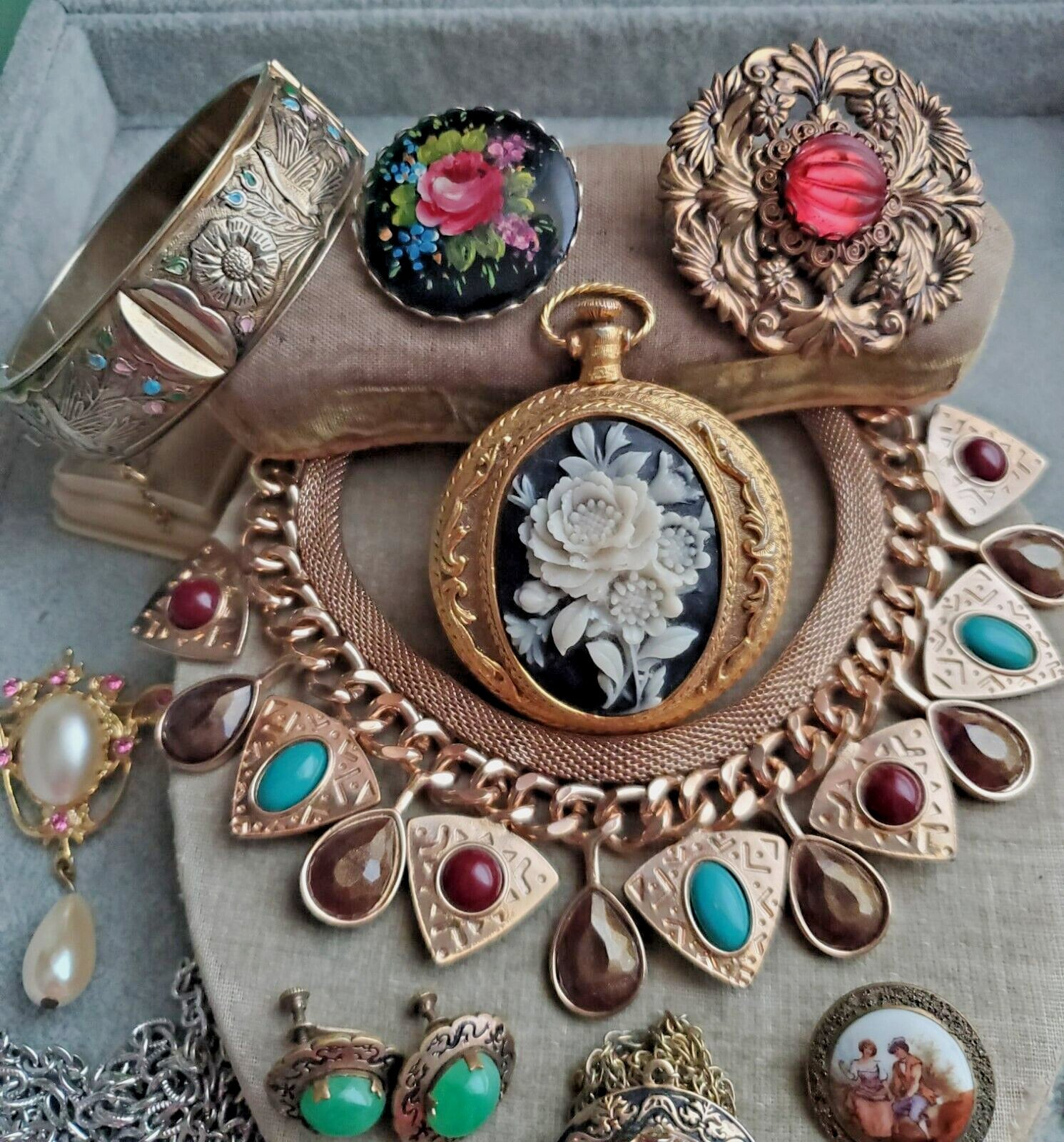 Vintage Jewelry Lot 17 Piece Lot Necklaces Bracelets Brooches